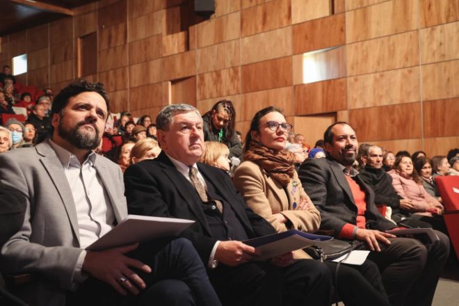 El director de la DOS, Ignacio Achurra, el subsecretario de Prevision Social, Claudio Reyes, y la ministra vocera Camila Vallejo lideraron los diálogos con los vecinos de La Cisterna.