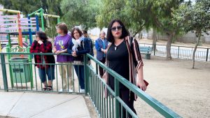 Vecinas de la Junta de Vecinoa "Agua de La Foresta" en la plaza remodelada 